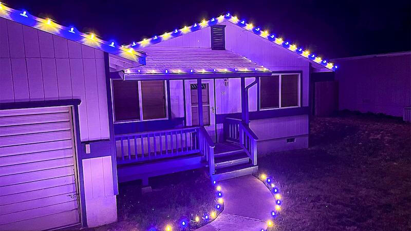 Holiday roofline lights in Benicia, CA
